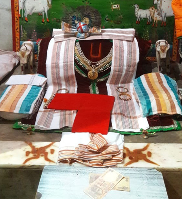 Main Baithak darshna at Mukharvind, Shri Girirajji